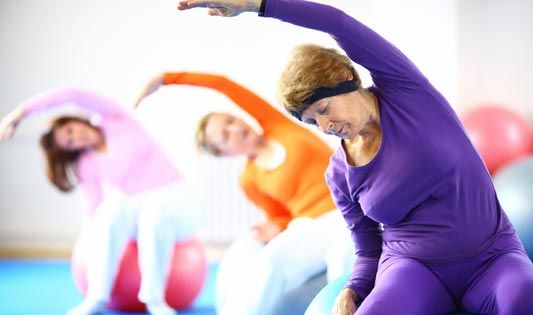 Pilates oder Gymnastik hilft bei Gebärmuttersenkung
