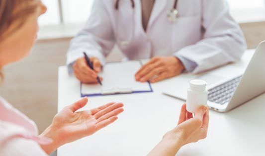 Mit Nierenbeckenentzündung zum Arzt?