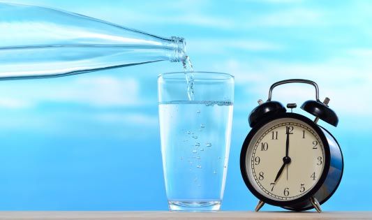 Viel Wasser trinken hilft einer Nierenkolik vorzubeugen