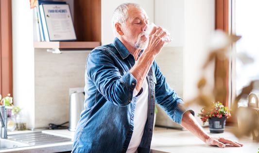 Viel Wasser trinken hilft bei Nierensteinen