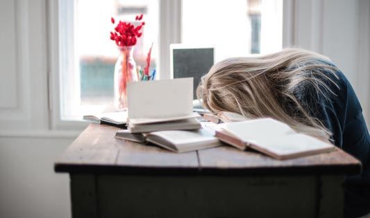 Müdigkeit am Tag durch unterbrochenen Nachtschlaf