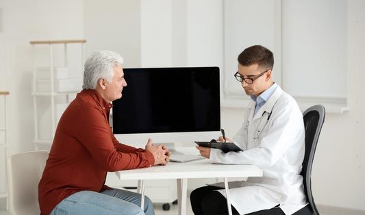 Arztbesuch bei einer Prostatavergrößerung