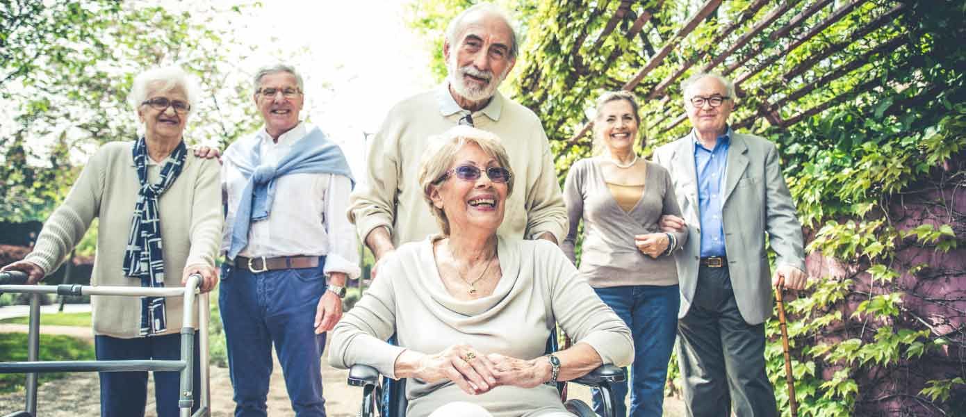 Seniorinnen und Senioren, zu Fuß, mit Rollator, Stock Rollstuhl oder Gehhilfe zur Sturzprävention