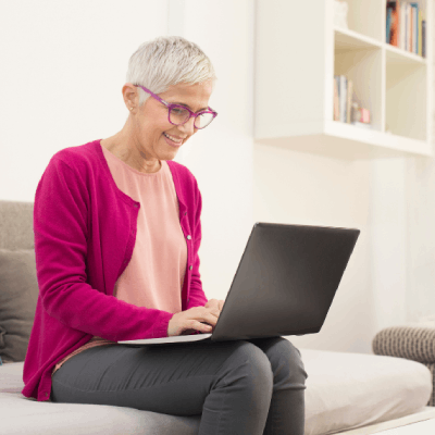 Nette Lady am Laptop