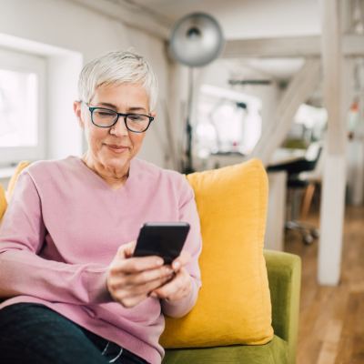 Nette Lady tippt auf Handy