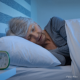 Seniorin schläft friedlich in ihrem Bett - Regeneration zur Stärkung des Immunsystems