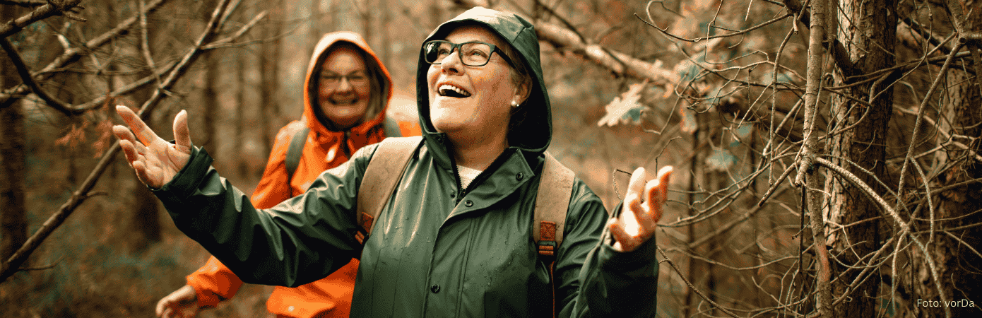 Immunsystem im Herbst stärken - fröhliche Seniorinnen...