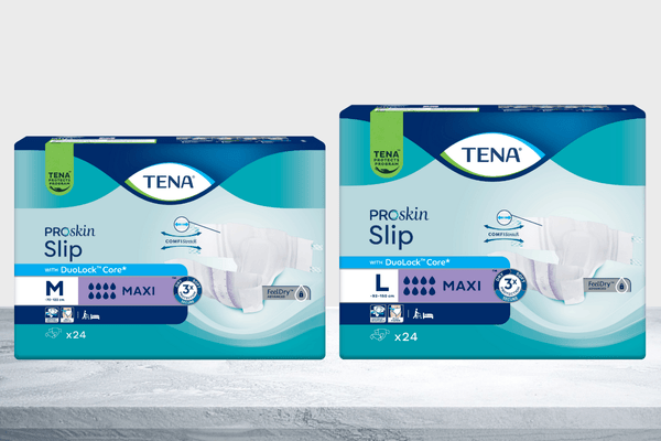 TENA Slip Maxi M & L - Neues Packungsdesign Packshots vor grauem Hintergrund