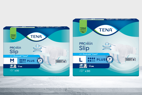 TENA Slip Plus M & L - Neues Packungsdesign Packshots vor grauem Hintergrund