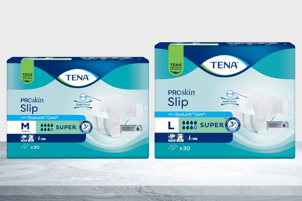 TENA Slip Super M & L - Neues Packungsdesign Packshots vor grauem Hintergrund