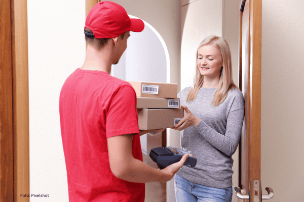 Junge Mutter erhält Inkontinenzmaterial für Kinder