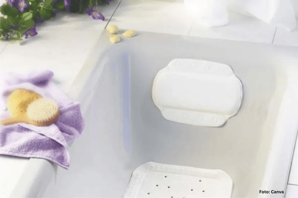 Badehilfe in der Wanne - Nackenstütze und Anti-Rutschmatte