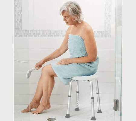 Seniorin auf Sundo Duschhocker - Badehilfe