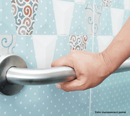 Seniorin Hält sich an Griff fest - Badehilfe