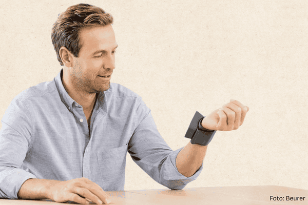 Ein Handgelenk-Blutdruckmessgerät von Beuer in der Anwendung bei einem Mann