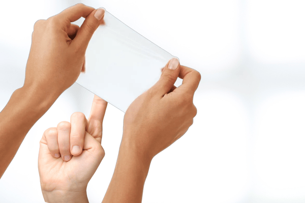 Folienverband wird auf Finger geklebt