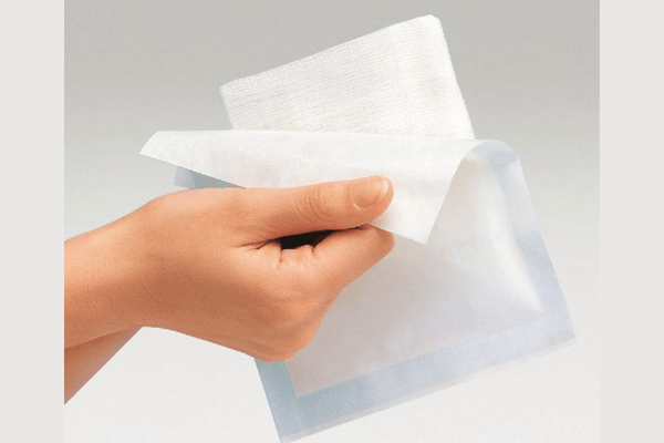 Eine Packung Gazin Mullkompressen steril wird geöffnet