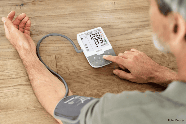 Medizinische Geräte helfen Senior Blutdruck daheim zu messen