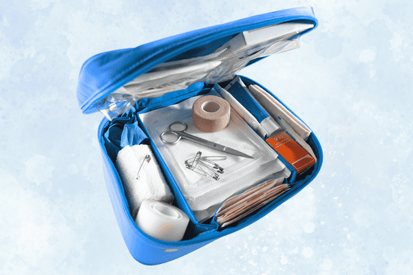 Verbandskasten offen, mit Verbandsmaterial