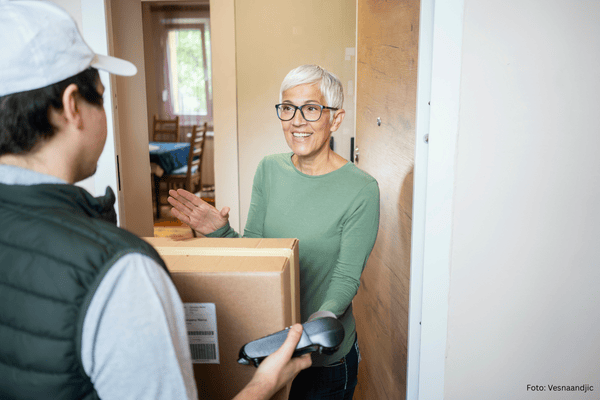 Seniorin erhält Wundversorgung Produkte per Post