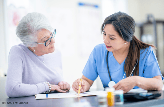 Dranginkontinenz - Seniorin erhält Medikamentenplan