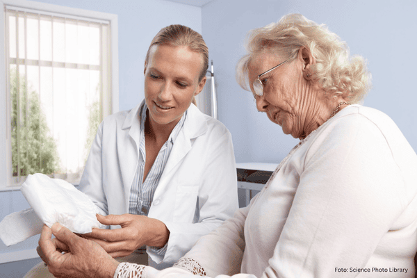 Ärztin bespricht Inkontinenzmaterial auf Rezept / Inkontinenzpants mit älterer Patientin