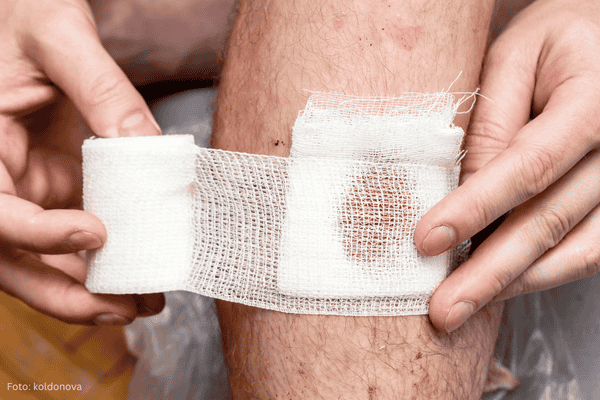 Primäre Wundversorgung - ein Verband wird angelegt